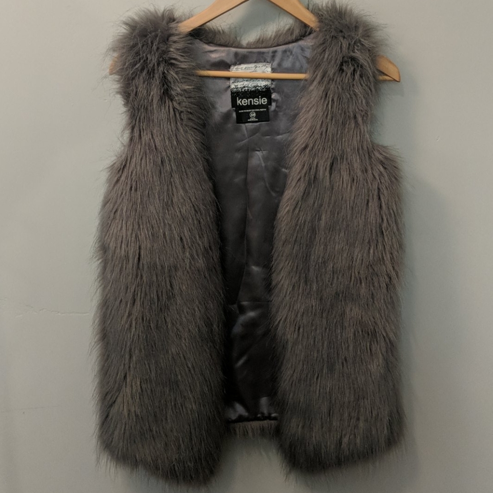 🍓2/$15 Kensie faux fur grey vest